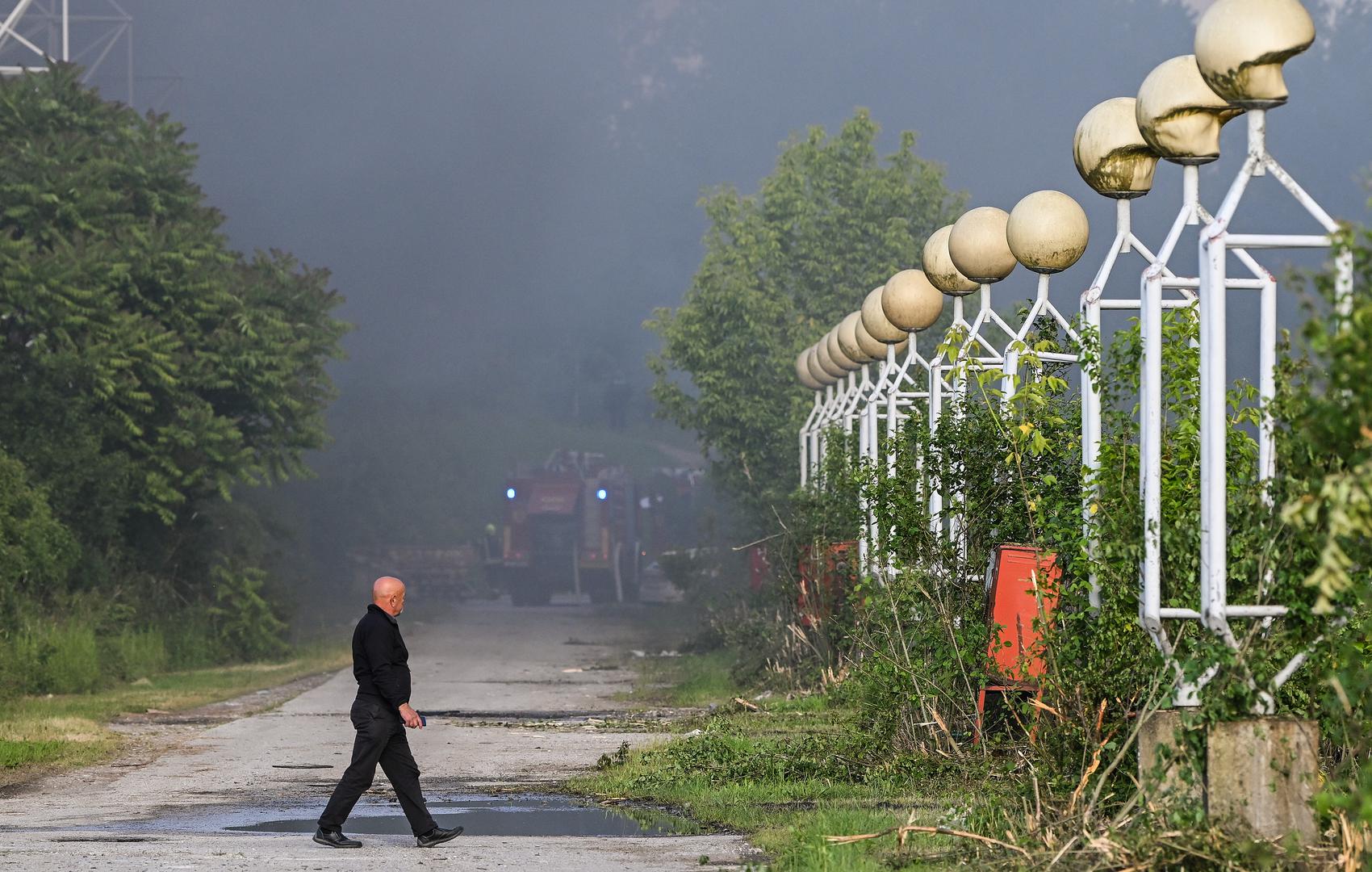Što kaže Grad Zagreb? Na terenu se u subotu u večernjim satima našao i zagrebački gradonačelnik Tomislav Tomašević koji je na današnjoj konferenciji za medije, odgovarajući na novinarska pitanja, istaknuo kako praksa da se prostori objekta u Blatu koriste za potrebe skladišta traje već više od dva desetljeća. – Tim se prostorom koristi nekoliko gradskih te državnih kulturnih ustanova i privatnih poduzeća, a dok ondje traje policijski očevid, nitko od zakupaca ne može unutra – istaknuo je. Dodao je i da je nakon desetljeća borbe oko imovinsko-pravnih odnosa prije desetak dana objekt i službeno prešao u državno vlasništvo, a na temelju Sporazuma o nagodbi između Grada i Vlade RH, potpisanog lani u listopadu.