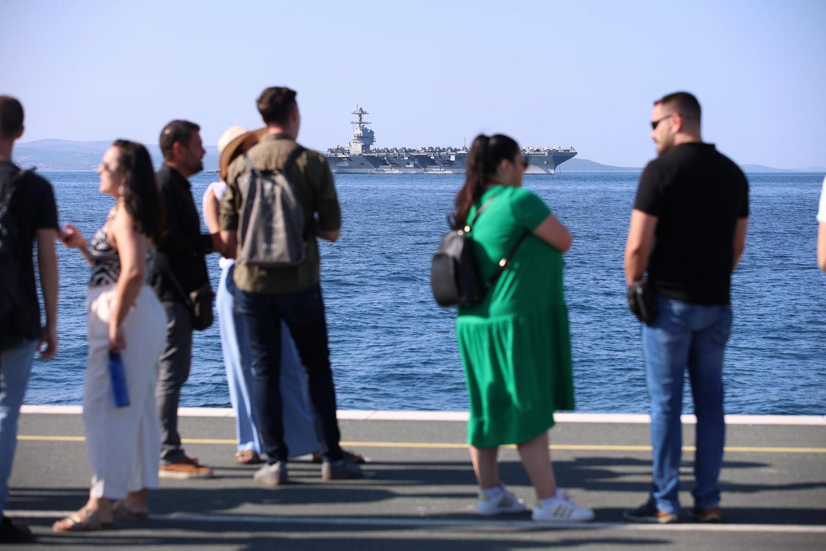 26.06.2023.,Split - Ponos americke mornarice, najmoderniji nosac zrakoplova na nuklearni pogon "USS Gerald R. Ford" uplovio je jutros u Split.Golemi brod, koji privlaci poglede Splicana i turista, najveci je ratni brod u povijesti. Dugacak je više od 330, a visok 76 metara, poput solidnog nebodera, s 25 paluba. Gradnja je stajala 12,8 milijardi dolara, a jos je 4,7 milijardi utroseno za istrazivanje i razvoj. Moze nositi 75 zrakoplova. Posadu, ukljucujuci zrakoplovno osoblje, cini 4500 ljudi. Photo: Zvonimir Barisin/PIXSELL
