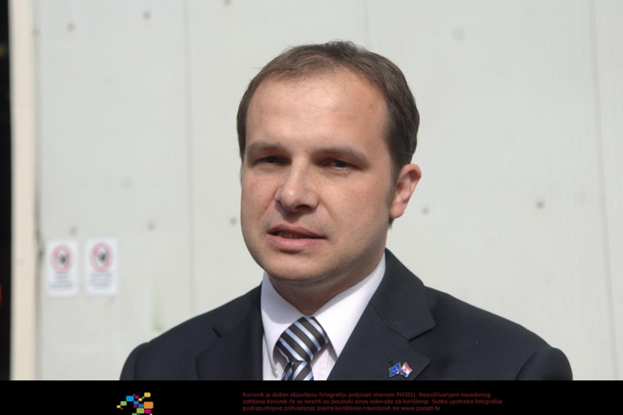 '05.04.2012., Vetropack Straza, Hum na Sutli - Ministrica zastite okolisa i prirode Mirela Holy i zupan Krapinsko-zagorske zupanije Sinisa Hajdas Doncic svecano su otvorili novu pec za staklo koja ce 