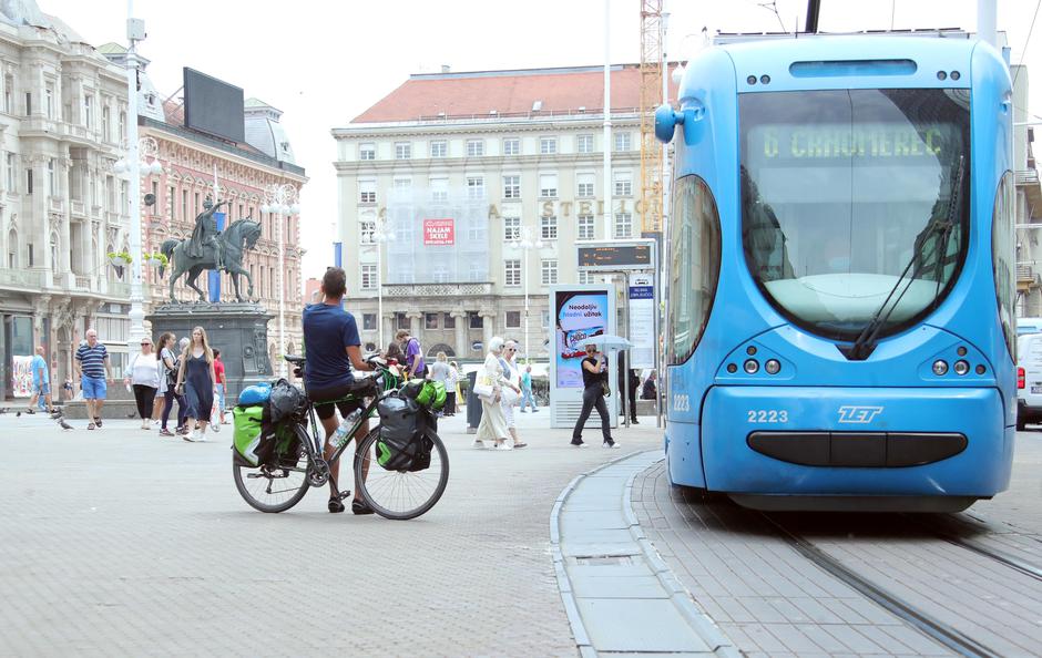 Biciklist na proputovanju zastao na glavnom Trgu u Zagrebu