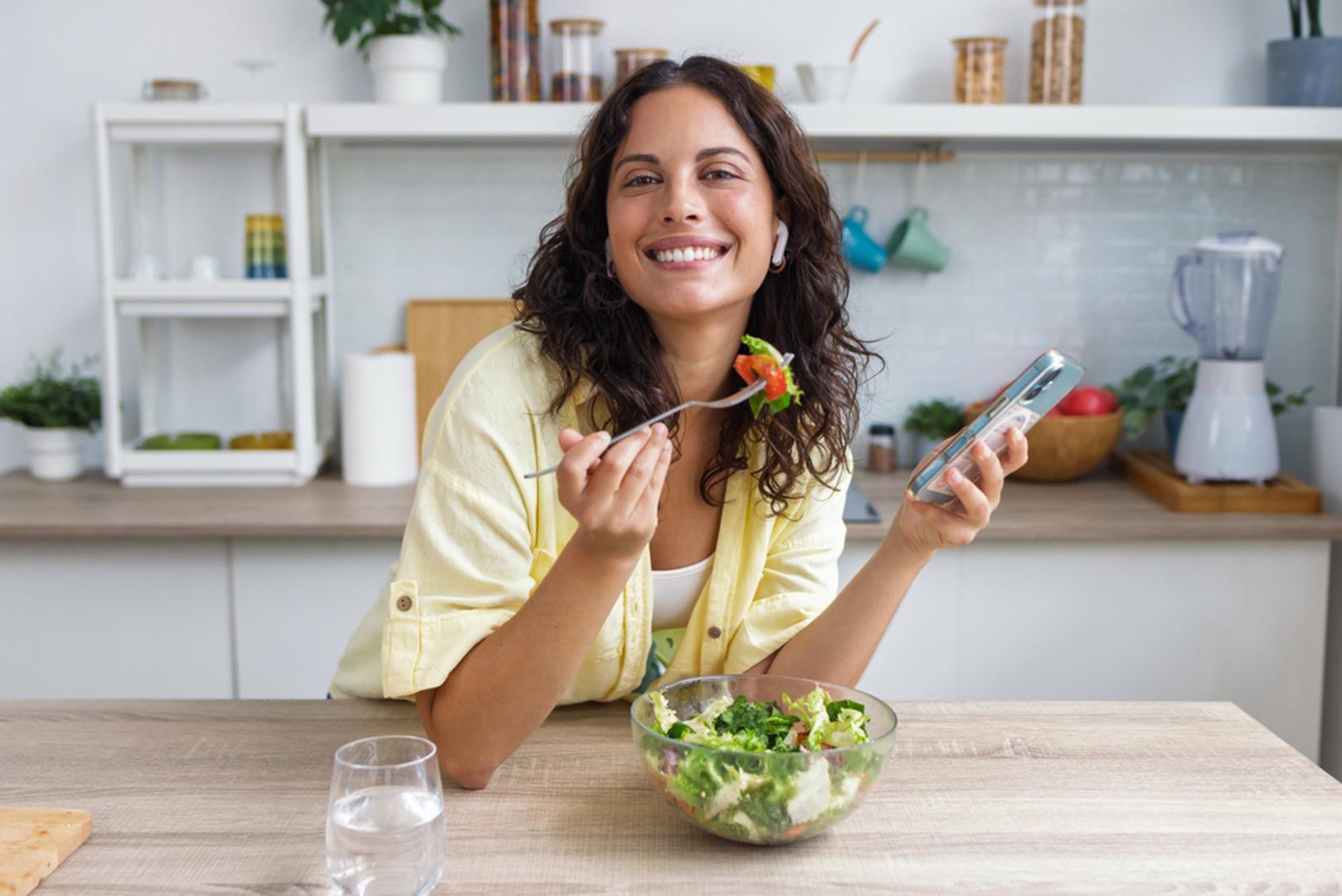 U isto vrijeme, devedesete su bile i razdoblje velikog marketinga: light proizvodi, nemasni jogurti i 'čarobni' napitci bili su posvuda. Danas na te trendove gledamo s odmakom. Neke od tadašnjih ideja imaju smisla, neke su bile ekstremne, a neke su jednostavno bile moda. U nastavku su dijete koje su obilježile devedesete.