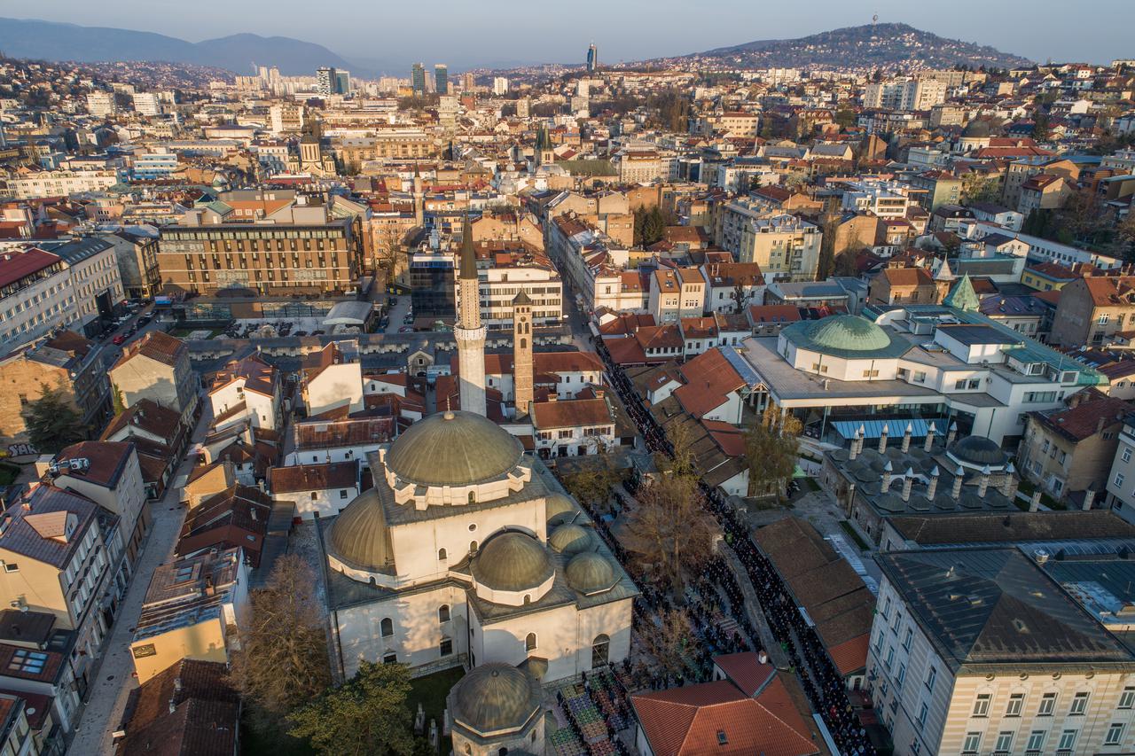 Sarajevo: Veliki broj vjernika klanjao je bajram-namaz u Gazi Husrev-begovoj džamiji