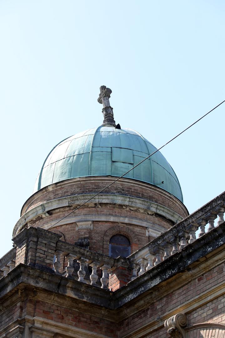 06.04.2020. Zagreb- Nakon potresa u Zagrebu u kojem je gradsko groblje Mirogoj pretrpjelo brojna ostecenja, djelatnici Gradskih groblja popisuju stetu i pokusavaju sanirati manja ostecenja. Potres je ostetio preko 6000 grobova, medju kojima su i spomenici nulte kategorije i mirogojske arkade.
Photo: Boris Scitar/Vecernji list/PIXSELL