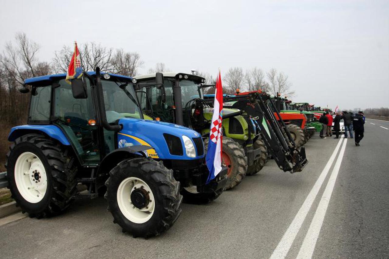 prosvjed darda, traktori, seljaci (1)