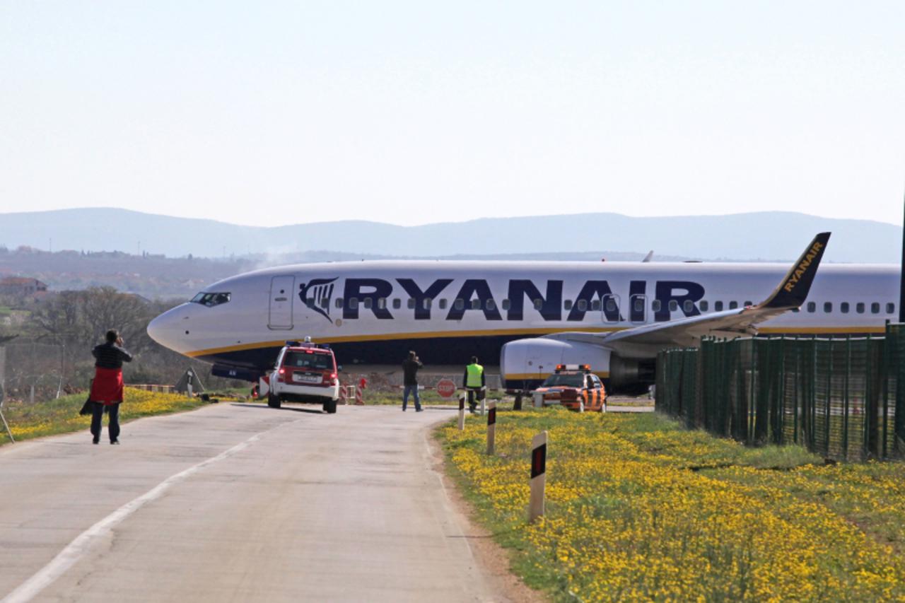 '07.04.2010., Zadar - Nakon cetrdeset godina zatvorena je cesta koja presijeca pistu preko koje prelaze avioni sa zracne luke Zemunik. Rampa se podizala i do sto puta u spici sezone. Ovo je jedini pri