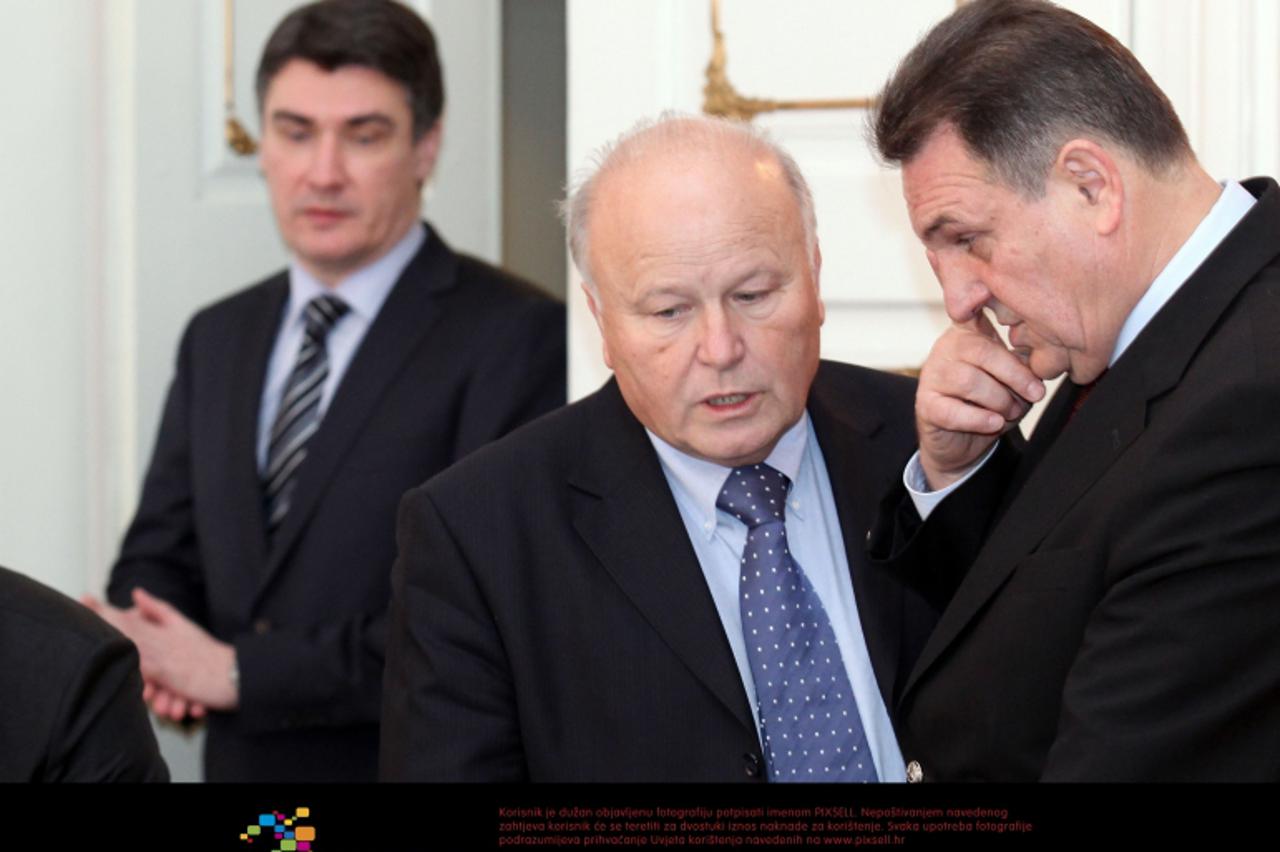 '16.02.2012., Zagreb - U Banskim dvorima danas je odrzana redovita sjednica Vlade RH. Zoran Milanovic, Slavko Linic, Radimir Cacic.   Photo: Patrik Macek/PIXSELL'