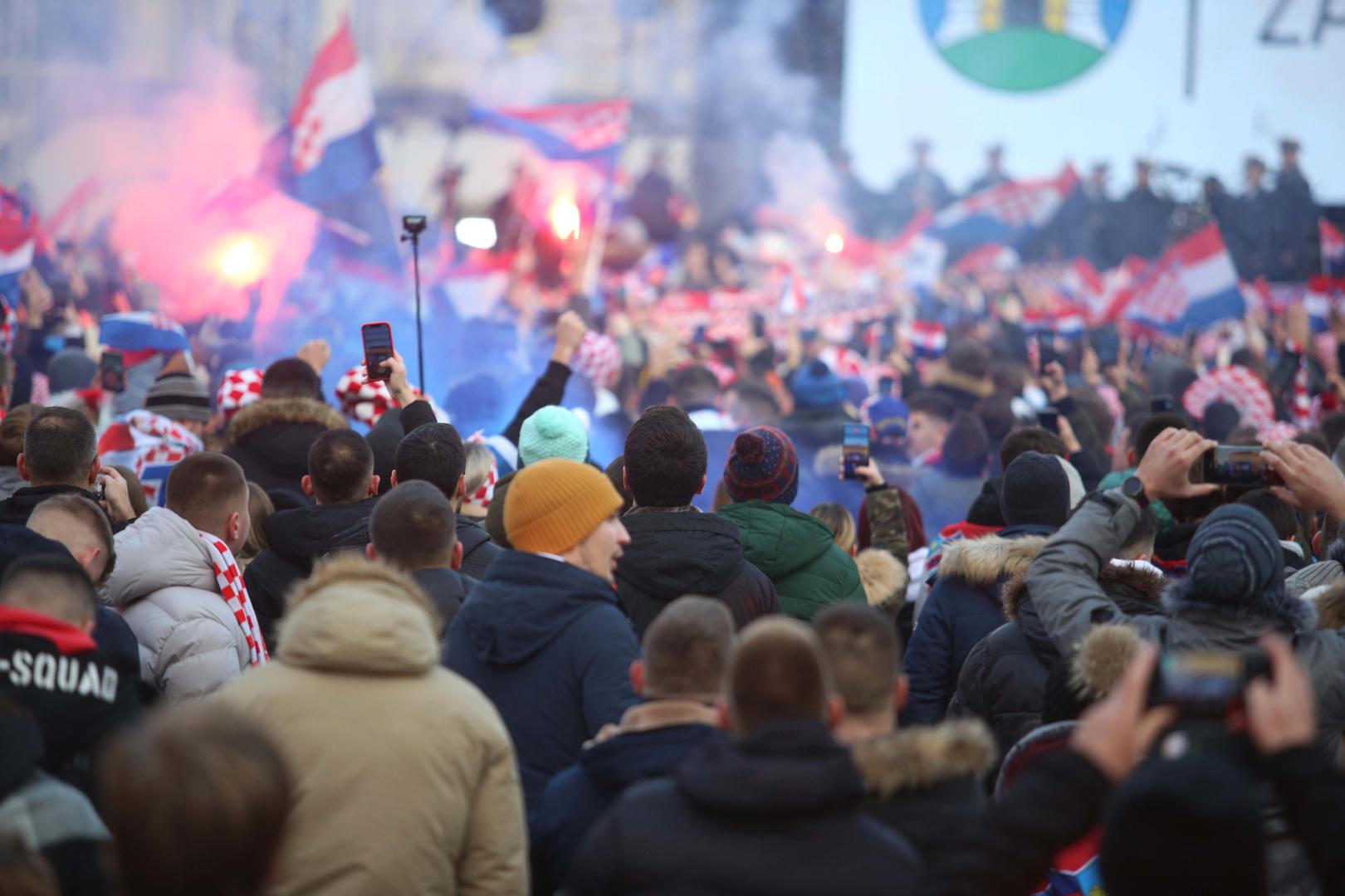 18.12.2022., Zagreb - Okupljanje vatrenih navijaca prije svecanog doceka hrvatskih reprezentativaca. Photo: Lovro Domitrovic/PIXSELL