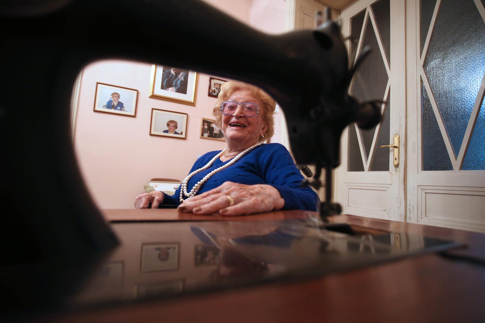 Završila je školu za krojačice u Zagrebu, a sa samo 17 godina otišla je raditi u Pariz. Tamo je šivala za Ninu Ricci i kratko surađivala s Coco Chanel. 