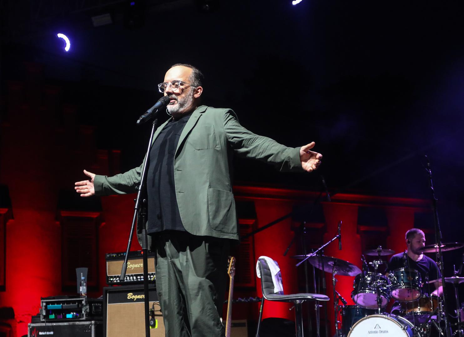 Tony Cetinski sinoć je oduševio publiku koncertom na bajkovitoj ljetnoj pozornici Novih dvora bana Jelačića u Zaprešiću.