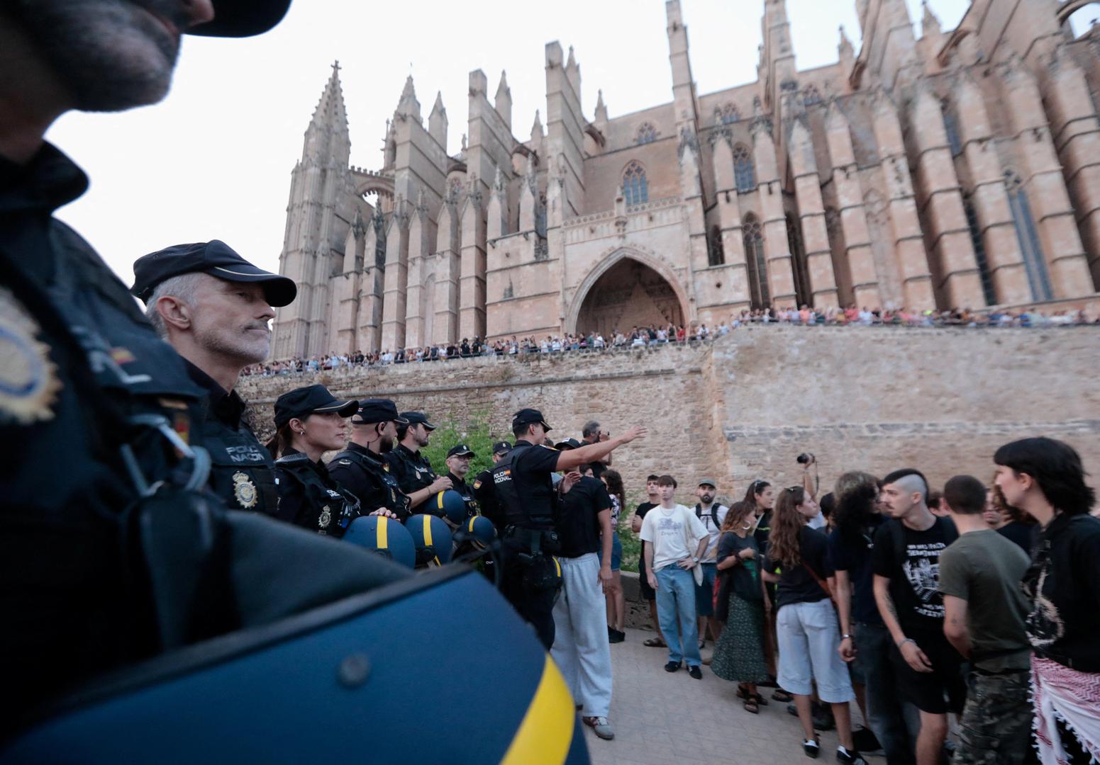 Okupljanje je započelo na trgu Plaza de España u središtu Palme, glavnog grada Balearskog otočja, odakle je povorka krenula prema gradskoj katedrali. 