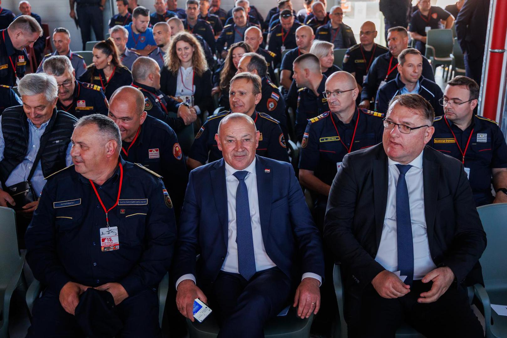 U sklopu Međunarodnog simpozija o vatrogastvu priređena je i izložba suvremene vatrogasne opreme. Potpredsjednik Vlade i ministar hrvatskih branitelja Tomo Medved izjavio je kako je Vlada učinila vidljiv iskorak u pozicioniranju i razvoju vatrogasnog sustava.