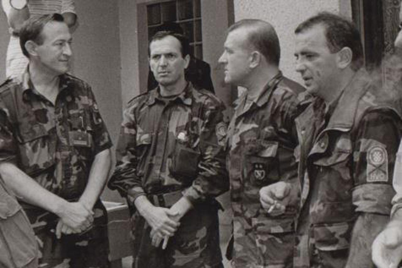 Zapovjednici Prša i Dudaković (u sredini) nakon deblokade Jozo Pavković