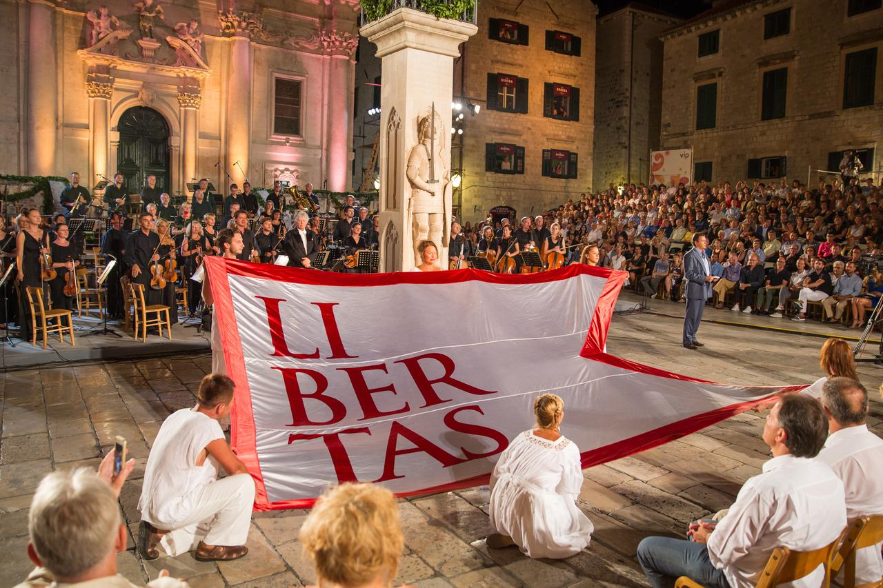 25.08.2015., Dubrovnik - Simbolickim odnosenjem zastave Libertas i isjeskom iz predstave 'Dubrovacka trilogija' Ive Vojnovica svecano su zatvorene 66. Dubrovacke ljetne igre.  Photo: Grgo Jelavic/PIXSELL
