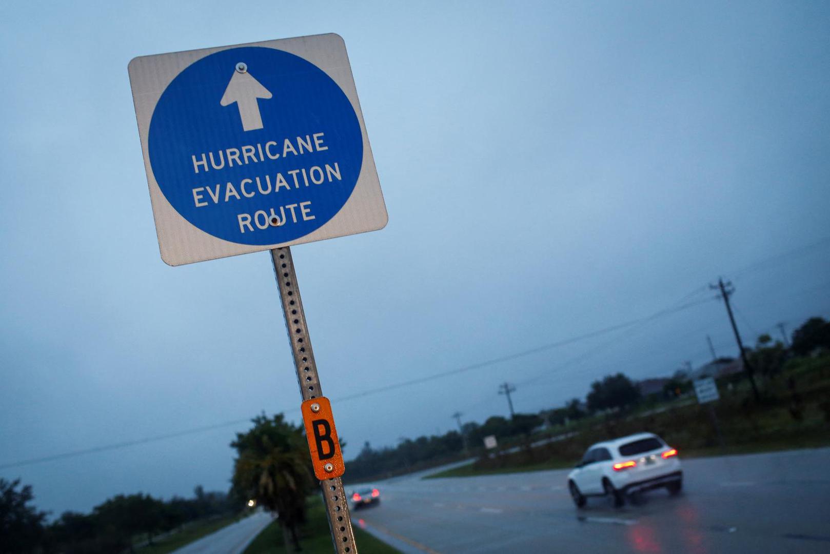 A hurricane evacuation route sign is displayed as Hurricane Ian spins toward the state carrying high winds, torrential rains and a powerful storm surge, in Punta Gorda, Florida, U.S. September 27, 2022. REUTERS/Marco Bello Photo: MARCO BELLO/REUTERS