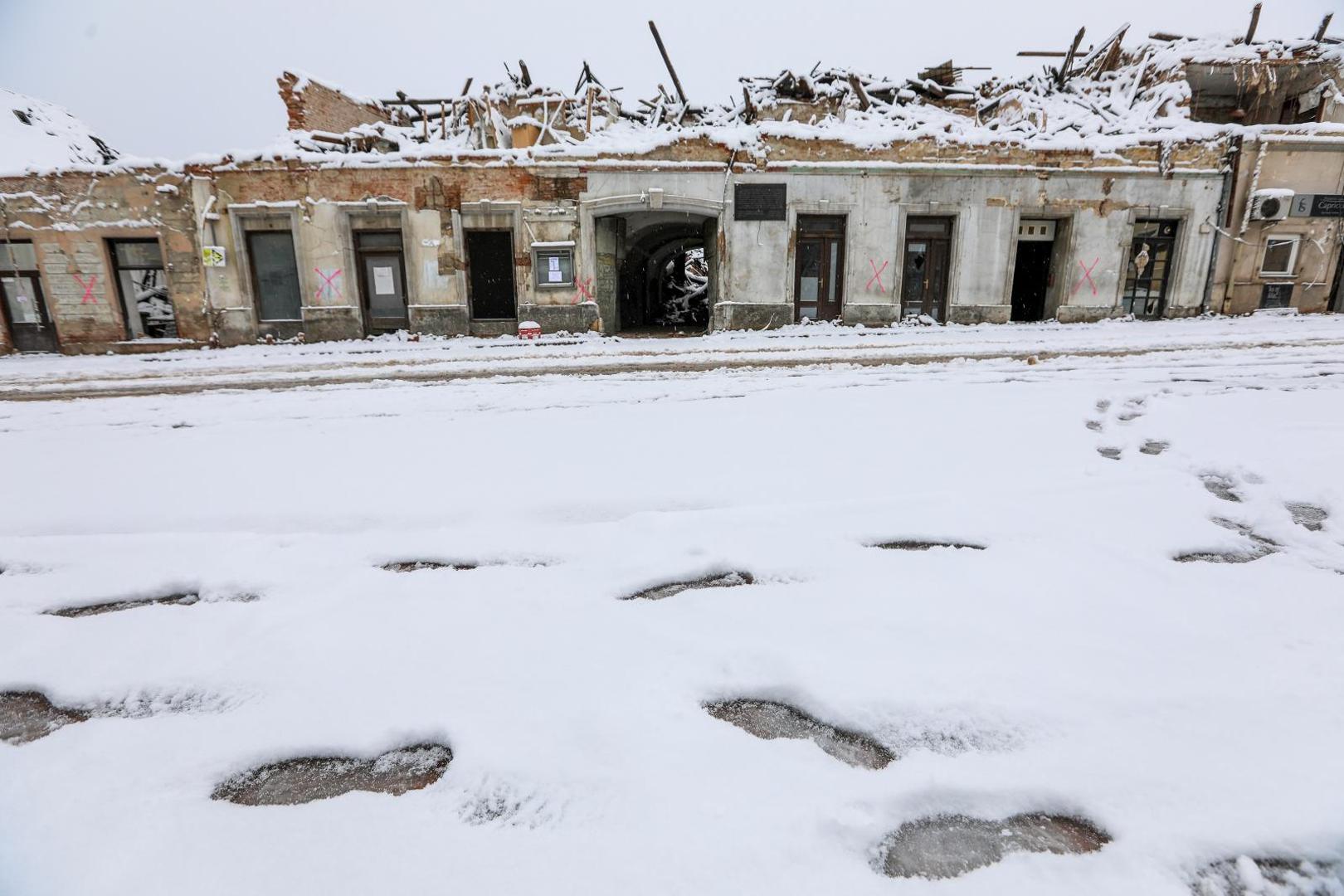 11.01.2021., Petrinja - Razruseni centar Petrinje pod snijegom. Photo: Robert Anic/PIXSELL