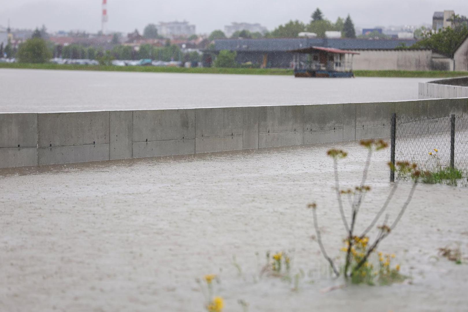 17.05.2023., Karlovac - U naselju Selce rijeka Kupa se izlila iz korita te se izlila na cestu. Photo: Luka Stanzl/PIXSELL
