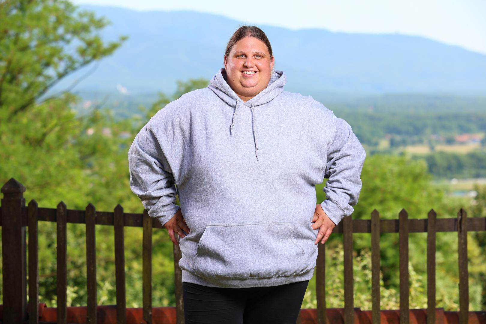 Marija dolazi iz Blaca u dolini Neretve, a za sebe kaže da je emotivna, pozitivno luda, šaljiva, iskrena i - pomalo lijena. Višak kilograma joj otežava svakodnevicu - teško joj je sagnuti se, hodati, voziti auto, pa čak i disati. „Najviše se bojim zdravstvenih problema, ponajviše dijabetesa, a i općenito se brinem koliko ću živjeti“, zabrinuto kaže 25-godišnjakinja koja radi kao sous chef. 