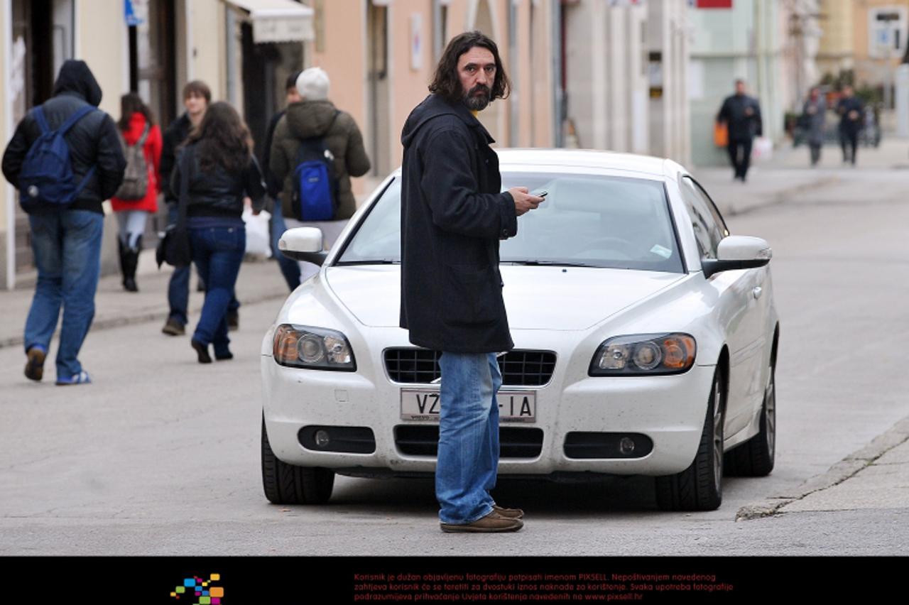 '16.12.2011., Pavlinska ulica, Varazdin -  Bivsi varazdinski gradonacelnik Ivan Cehok prosetao centrom grada Photo: Marko Jurinec/PIXSELL. '