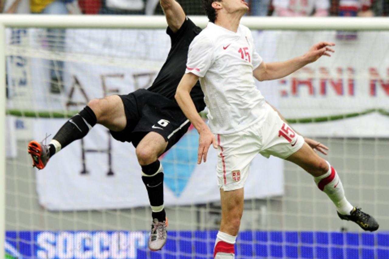 \'New-Zealand\'s Ryan Nelsen (L) figths for the ball with Serbia\'s Nikola Zigic (R) during their friendly match between their teams in the Hypo Arena Wou0308rthersee Stadium of Klagenfurt on May 29,