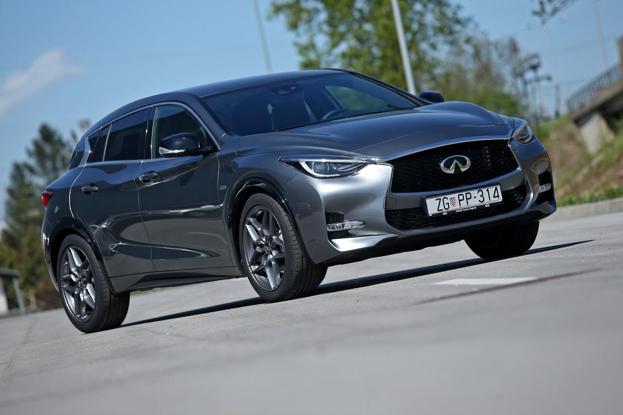 Infiniti Q30