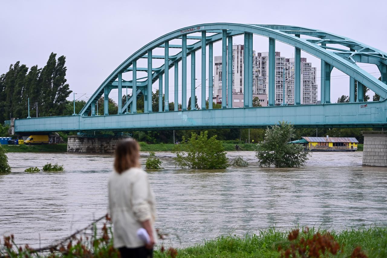 Zagreb: Gradjani se okupljaju uz rijeku Savu