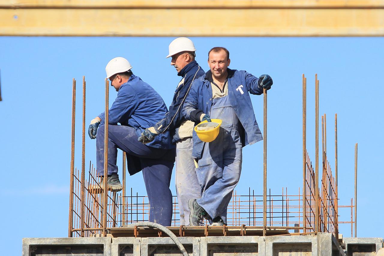 15.10.2012., Koprivnica - Jedno od rijetkih gradilista na podrucju grada, radnici tvrtki Tehnika i Dani-fas grade stambeno poslovni prostor na Trgu Zlate Bartl.  Photo: Marijan Susenj/PIXSELL