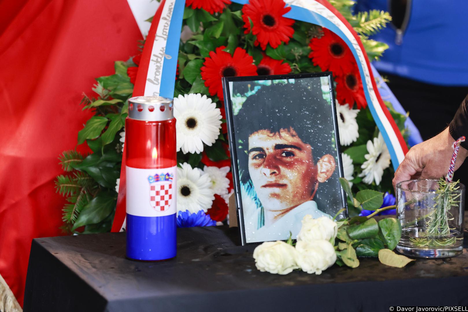 Zorislav Gašpar, poznat pod nadimkom Gašo, rođen je 14. ožujka 1971. godine u Vukovaru. Nakon što je pobjegao iz JNA, priključio se Zboru narodne garde i borio na Sajmištu pod zapovjedništvom svog očuha, Damjana Samardžića, legendarnog „Velikog bojlera“. 