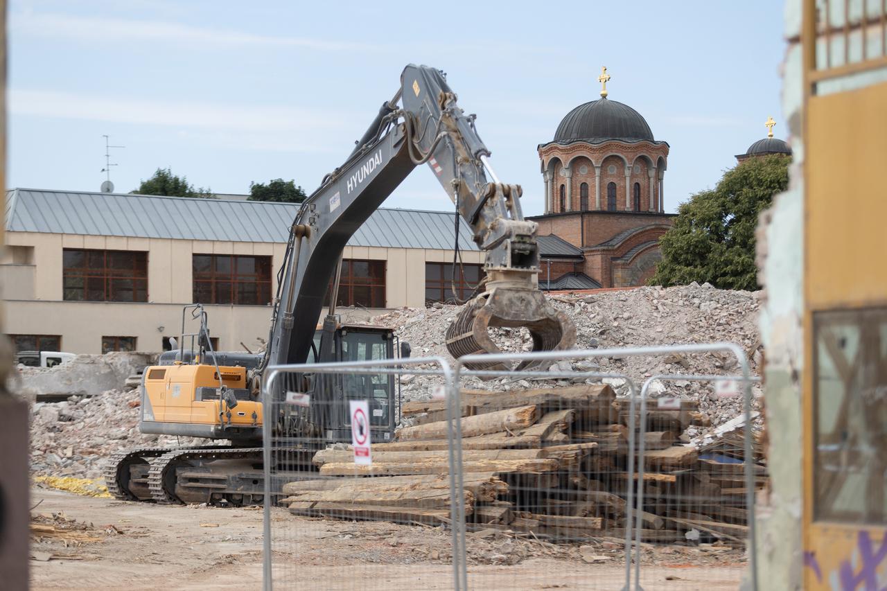 Osijek: Nekadašnja Osječka tvornica kože odlazi u povijest, u tijeku rušenje zgrade