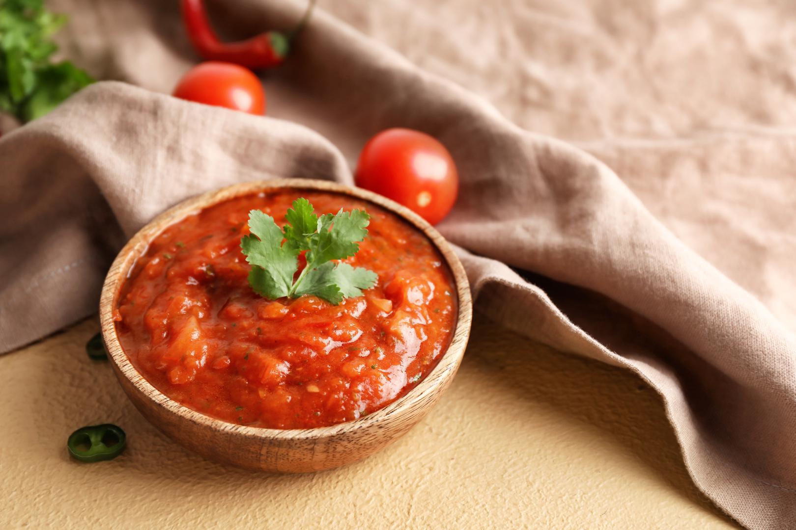 7. Salsa: "Salsa je jedan od umaka s najnižim udjelom kalorija", rekli su kažu stručnjaci. Prema Healthlineu, tipična porcija salse je otprilike dvije žlice i sadrži u prosjeku manje od 10 kalorija, stoga je možete obilno dodavati svojim omiljenim jelima bez brige o kontroli porcija. Jalapeno papričice, koje sadrže komponentu zvanu kapsaicin, također mogu povećati sposobnost tijela da sagorijeva masti, što pomaže u mršavljenju.