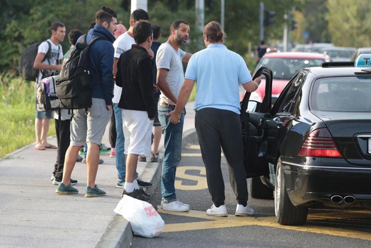 Izbjeglice u potrazi za taksi prijevozom 