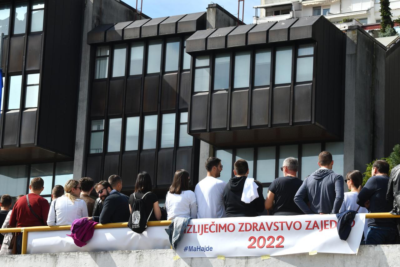 Zagreb: Inicijativa mladih liječnika Hrvatske organizirala prosvjed ispred Ministarstva zdravstva