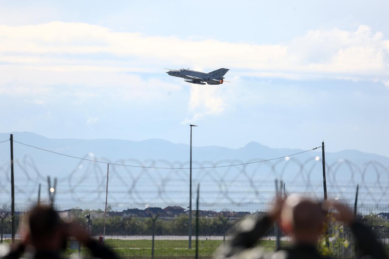 Američki vojni zrakoplovi F-16 sletjeli u vojarnu na Plesu