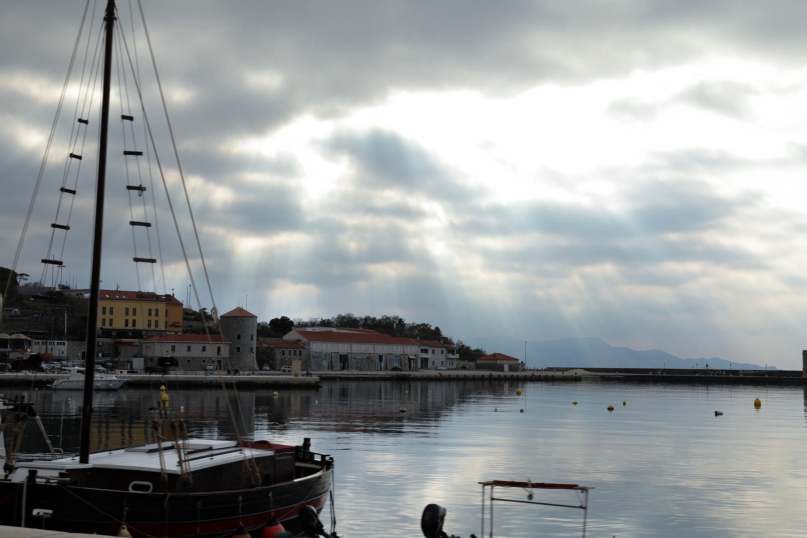 Naziv je najvjerojatnije nastao od glagola prosinuti; premda samo značenje u cjelini ostaje nejasno, glagol izražava povremeno probijanje sunca kroz oblake ili maglu, ali označuje i sijanje sunca općenito. Pritom se prosinac smatra mjesecom u kojem dani postaju sjajniji, što je više obilježje prvoga mjeseca u godini, ali se to opravdava činjenicom da se naziv prosinac nekada i rabio za prvi mjesec u godini, što potvrđuju ruski, ukrajinski i lužičkosrpski jezik, pojašnjava se na stranicama Hrvatske enciklopedije.
