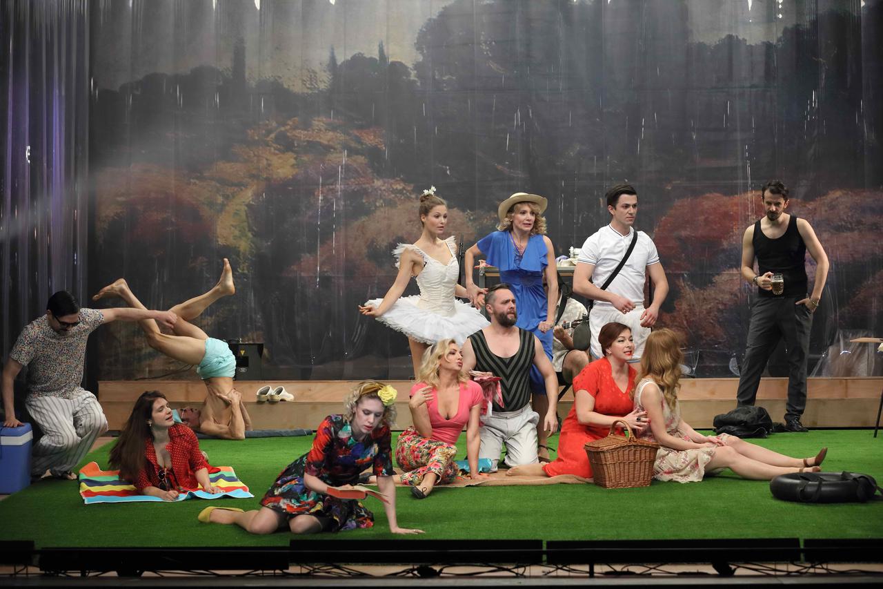 "Priče iz Bečke šume" su velika ansambl predstava u kojoj nema loše uloge 