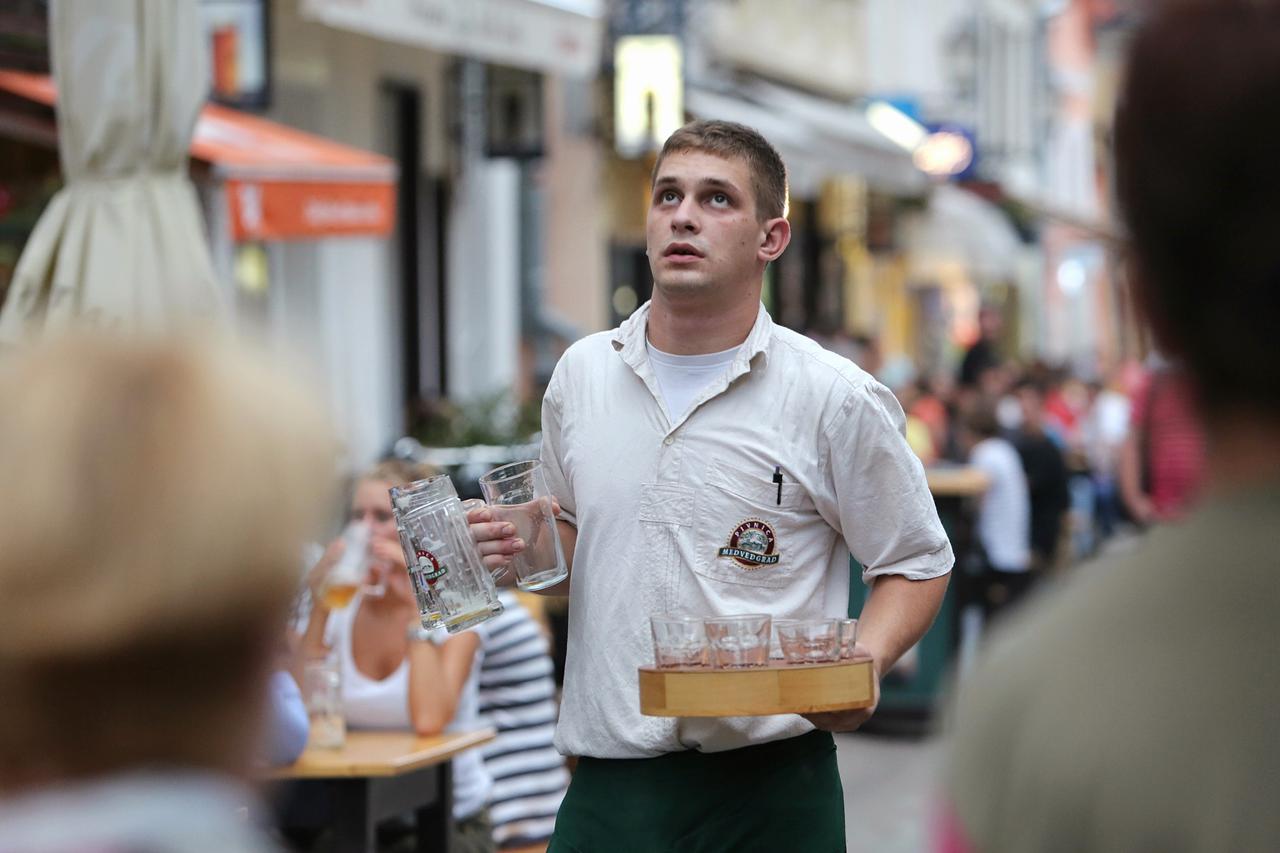 18.08.2015., Zagreb - S povratkom Zagrepcana s godisnjih odmora, a s jos uvijek velikim brojem stranih turista u gradu ulice su, pogotovo u vecernjim satima, zivlje nego ikad.  Konobar u Tkalcicevoj ulici.  Photo: Tomislav Miletic/PIXSELL