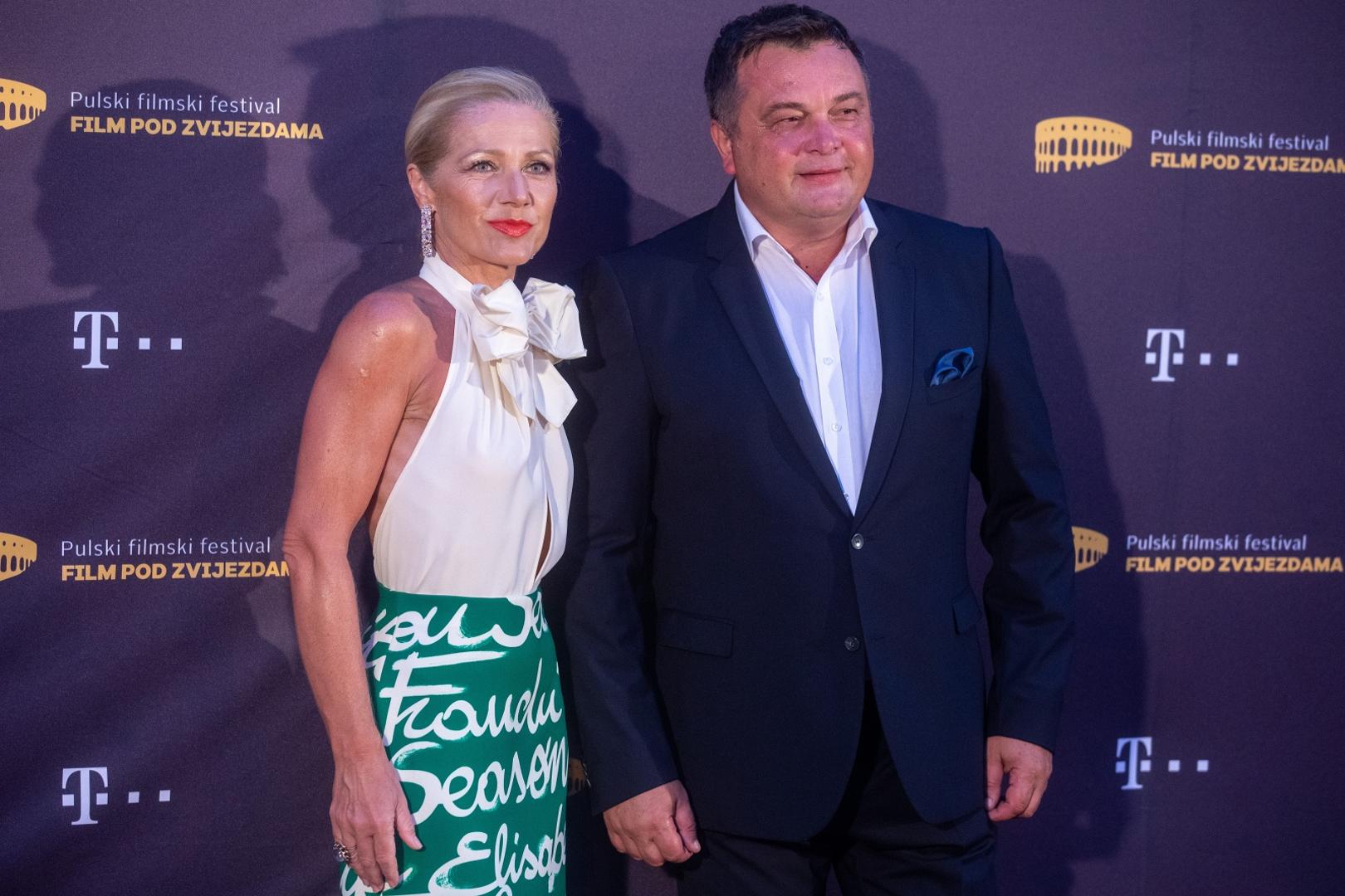 29.08.2020.., Pula - U Areni otvoren Pula film festival prvi put u novom terminu, bez vatrometa i uz postivanje epidemioloskih mjera. Festival je otvorenim proglasio Zdravko Zima, izaslanik predsjednika Republike Hrvatske.  Na fotografiji program otvorenja su vodili Dusko Curlic i Barbara Kolar.Photo: Srecko Niketic/PIXSELL