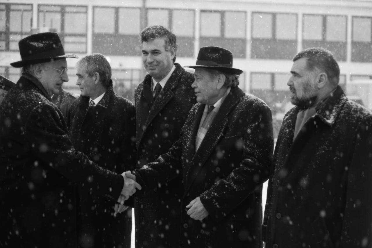 22.11.1993., Zracna luka Zagreb, Zagreb - Predsjednik Franjo Tudjman odlazi na sluzbeni put u Bukurest. Franjo Tudjman, Gojko Susak, Jure Radic, Josip Manolic, Stjepan Mesic.  Photo: Robert Belosevic/PIXSELL