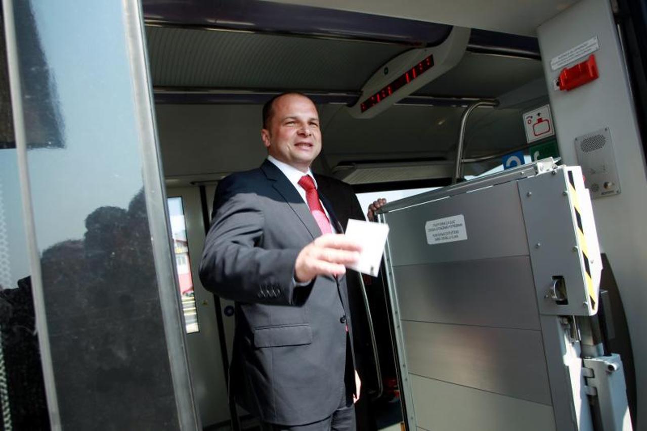 Siniša Hajdaš Dončić na otvorenju nove željezničke stanice u Buzinu 