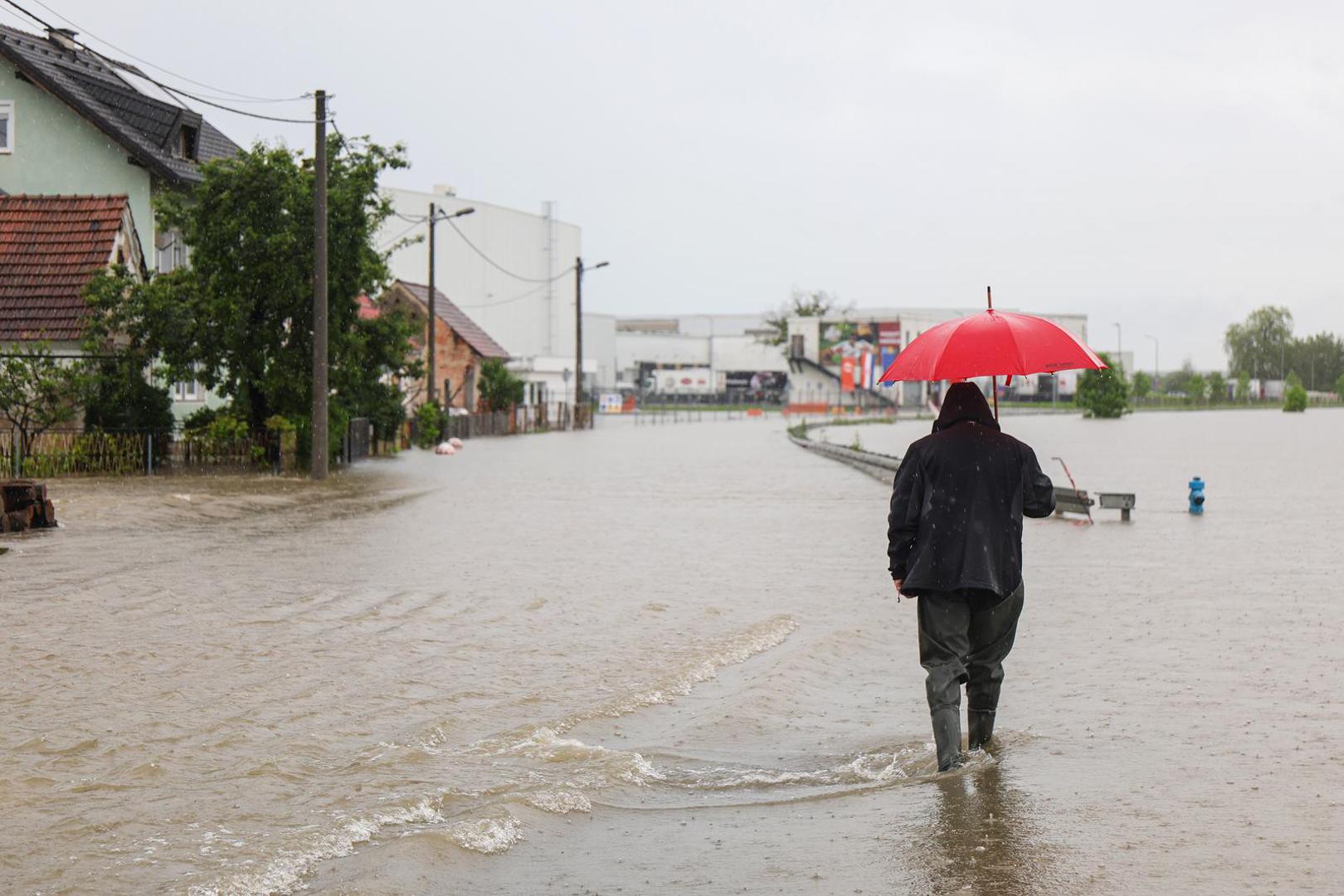 17.05.2023., Karlovac - U naselju Selce rijeka Kupa se izlila iz korita te se izlila na cestu. Photo: Luka Stanzl/PIXSELL