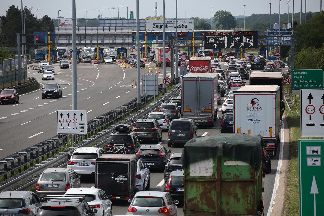 Zagreb: Kilometarske kolone pred naplatnom postajom Lučko
