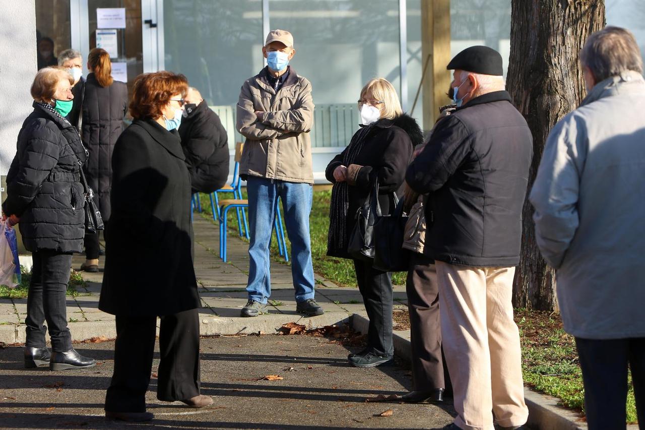 U Karlovcu započelo masovno cijepljenje građana protiv koronavirusa
