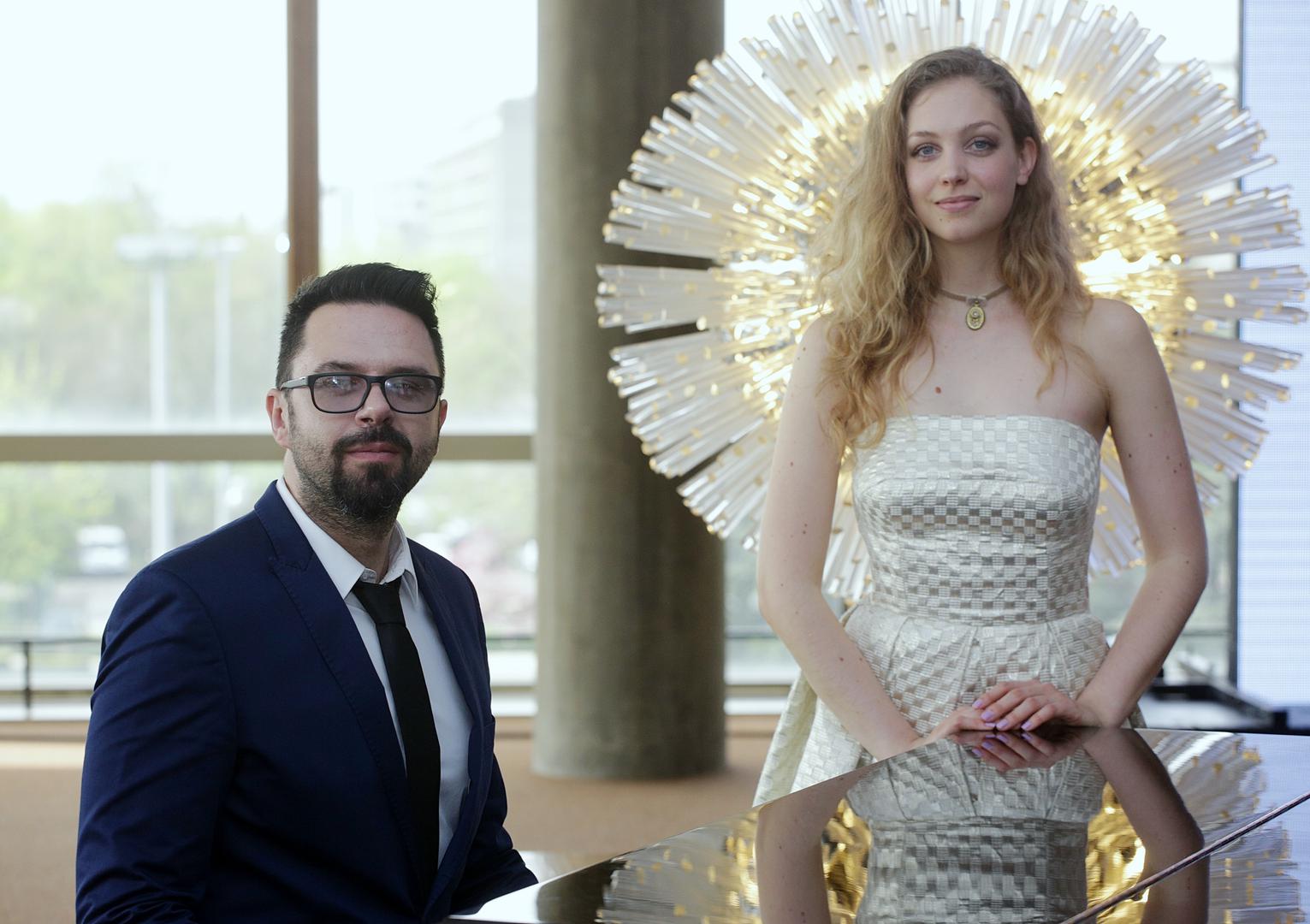 Hana Huljić Grašo, ime koje je hrvatskoj javnosti isprva bilo poznato zbog slavnih roditelja, skladatelja Tončija i tekstopisca Vjekoslave Huljić, tijekom godina izgradila je vlastiti glazbeni i javni identitet. Njezin put, od djevojčice koja se pojavila u spotu Magazina do danas priznate skladateljice, pjevačice i majke, priča je o odrastanju pod svjetlima reflektora, umjetničkom sazrijevanju i pronalaženju vlastitog glasa.