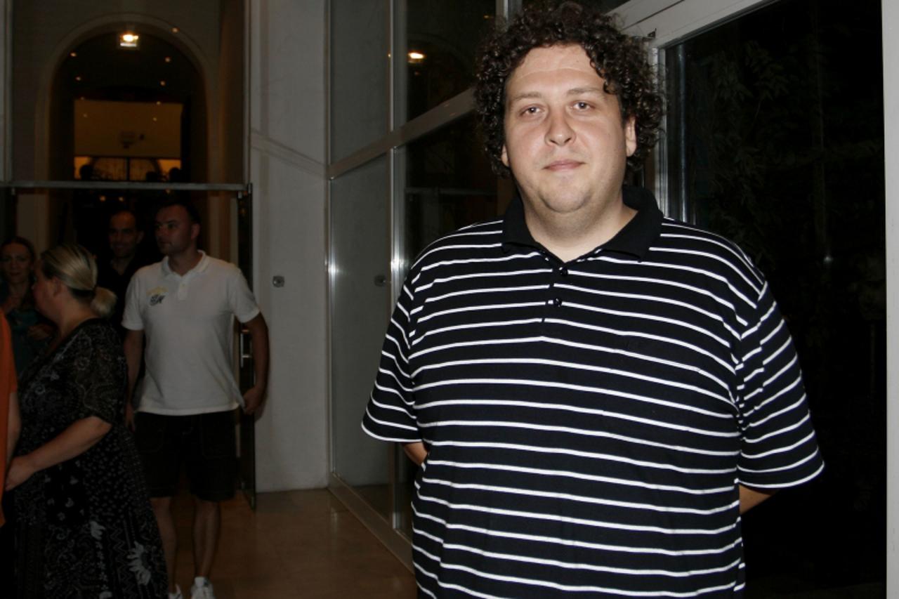 '21.08.2009., zagreb, Muzej za umjetnost i obrt Trg marsala Tita 10, u sklopu scene amadeo nastupila je grupa tbf koju cine M. Badovinac, vokal, L. Barbic, vokal, elektronika, A. Antic, vokal, O. Pavl