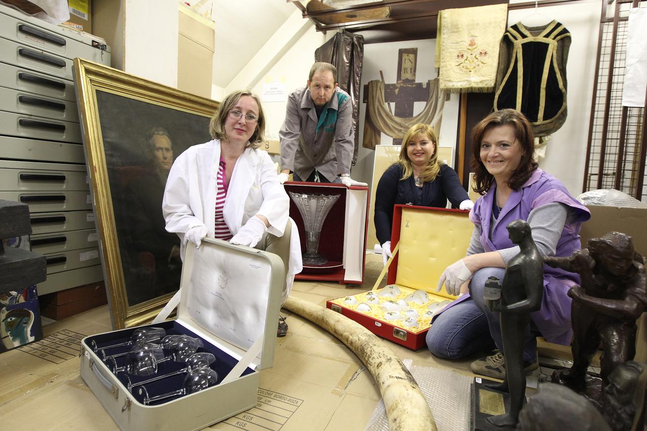 19.05.2015 .Kumrovec- Posljednje pripreme za otvorenje izlozbe poklonna koje je dobio Josip Broz Tito, a koji su donirani iz Ureda Predsjednice Muzeju Hrvatskog Zagorja u Kumrovcu. Izlozba ce biti otvorene 23.05. 2015. na proslavi Dana mladosti i radosti.