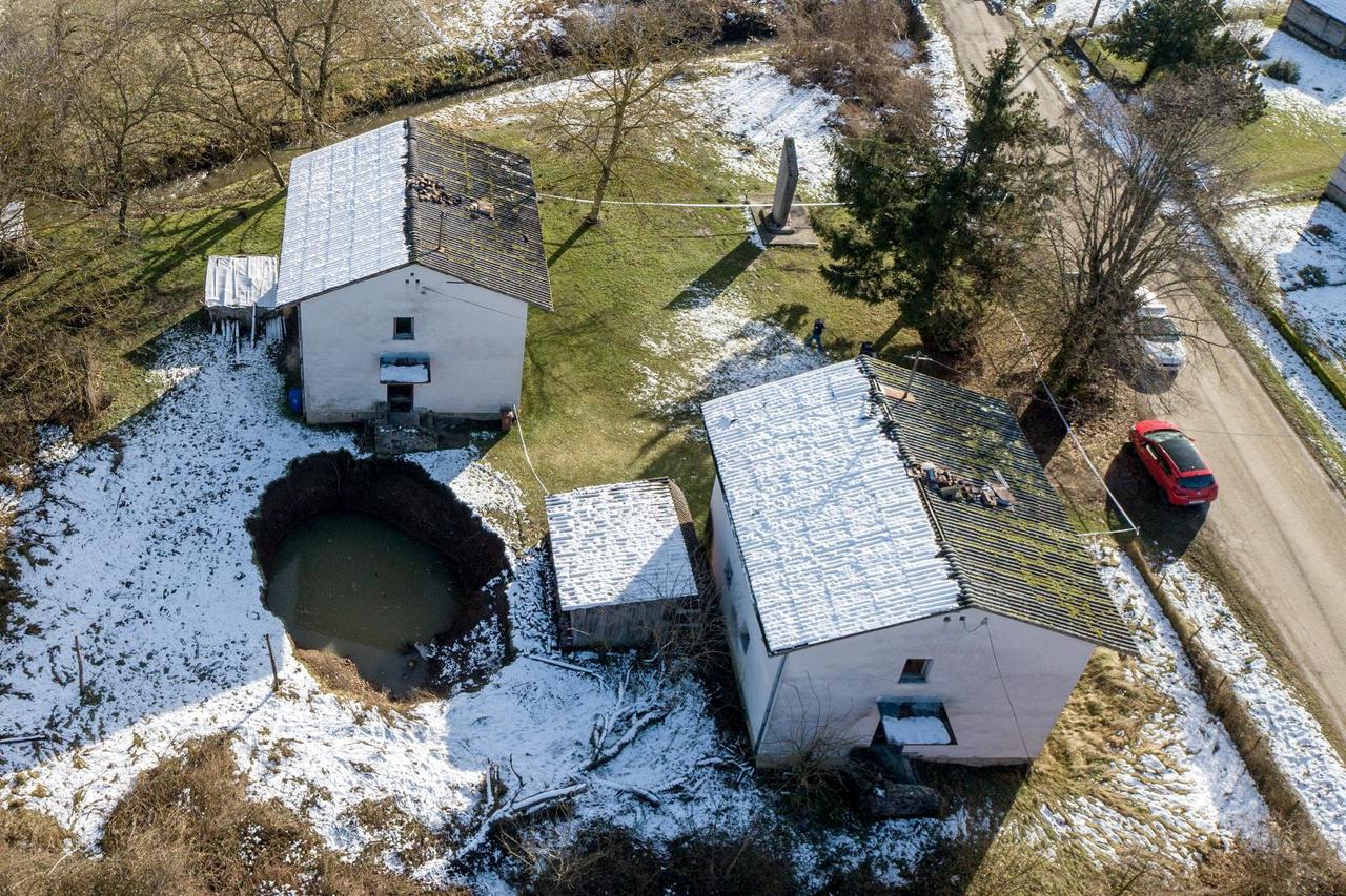 U selu Mečenčani stvaraju se goleme rupe u tlu