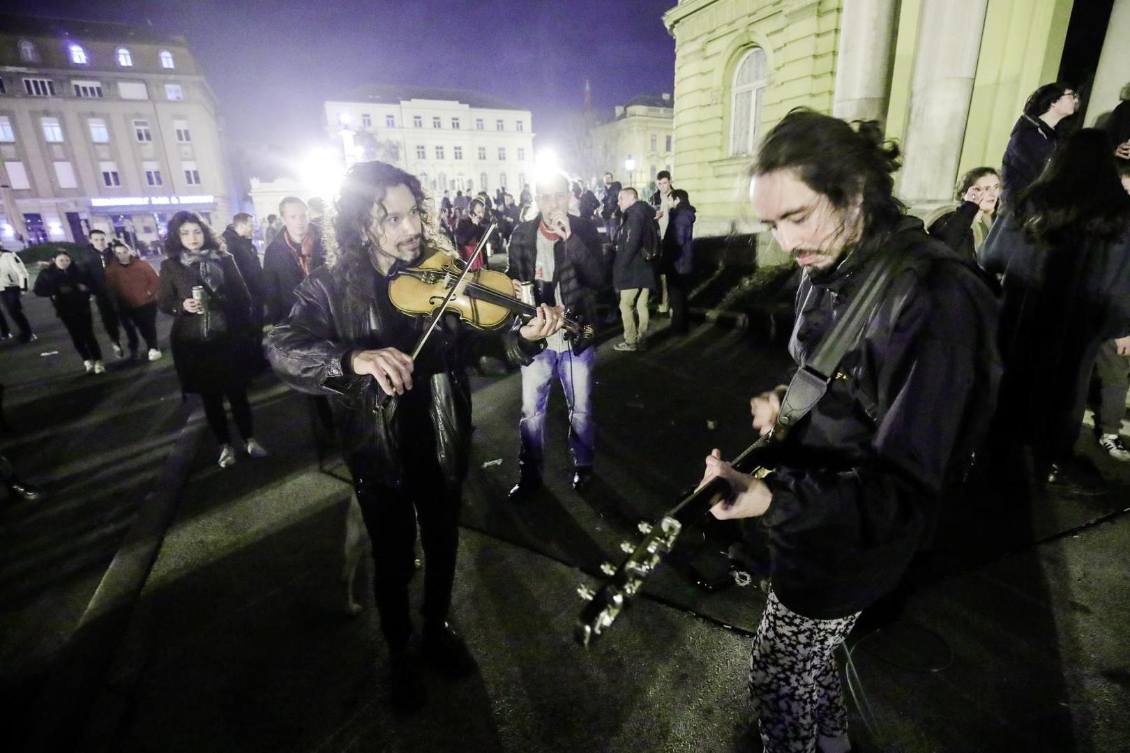 Atmosferu su podizali i ulični svirači. 