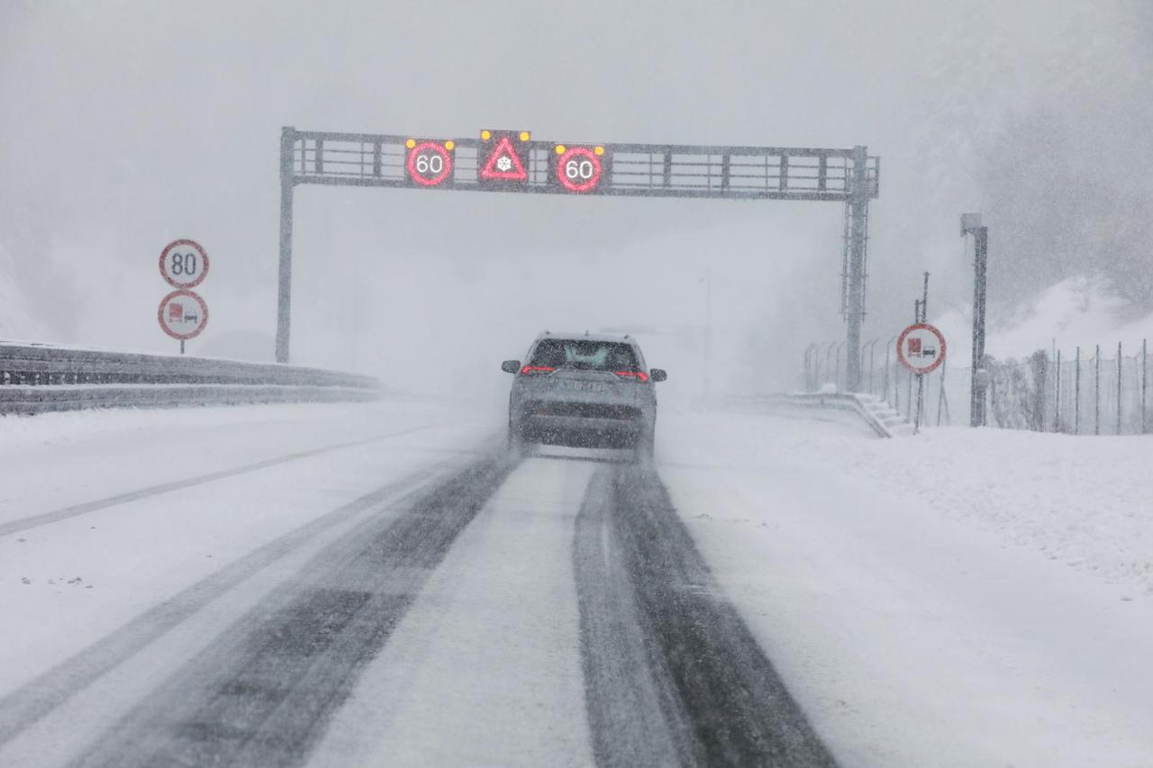 Delnice: Snijeg otežava promet kroz Gorski kotar