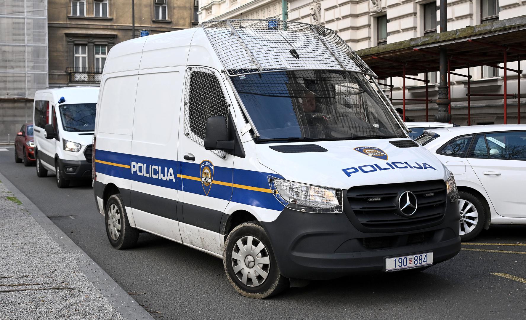 U tom postupku, prema optužnici, USKOK tereti granične policajce Željka Cigulu, Tomislava Sopeka i Anđelka Hanžeka te Rastodera, Mladena Šipku i Dušana Georga, koji je nedostupan, za mito. Prema policijsko-tužiteljskim saznanjima, Rastoder, Šipka i Georg su navodni pripadnici balkanskih narkoklanova, a optuženi policajci terete se da su im lažirali prelaske granice te da su ih obavještavali o tjeralicama i drugim informacijama iz domaćih i međunarodnih policijskih baza podataka. 