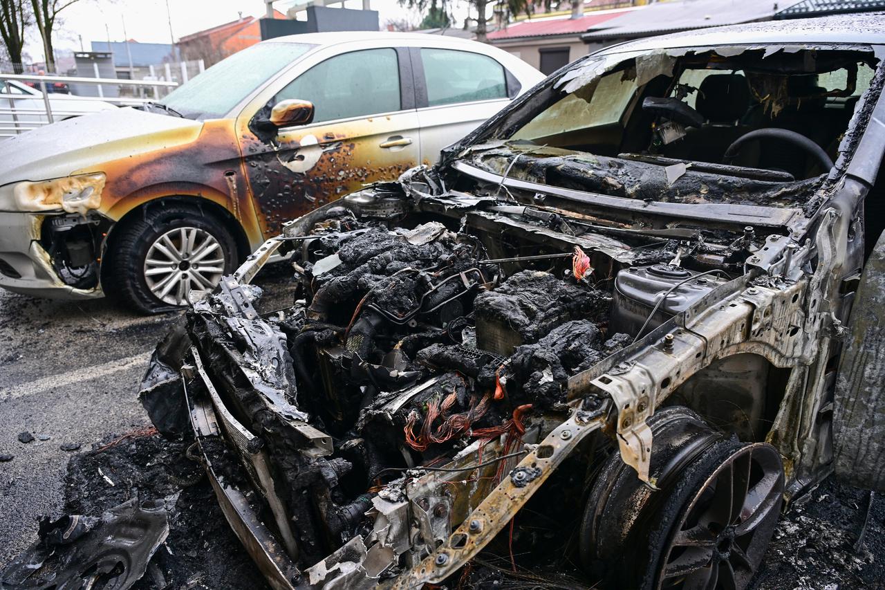 Zagreb: U ulici Jasena tijekom noći auto je u potpunosti izgorio 