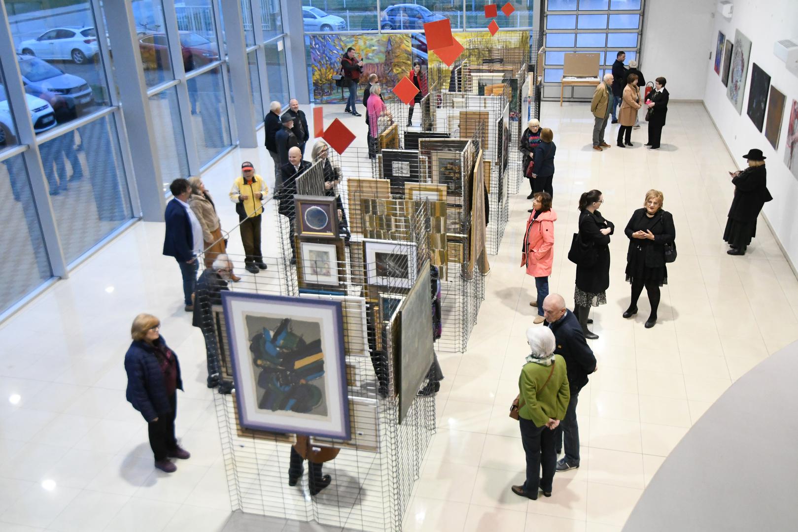 Izložba "Pet dana slikarstva" koja sadrži radove obitelji povjesničara umjetnosti Marijana Špoljara otvorena je u petak u koprivničkoj poslovnoj zoni, a na njoj je predstavljeno 300-ak radova među kojima su djela Hegedušića, Kožarića, Ivekovića, Picelja, Murtića i Baričevića